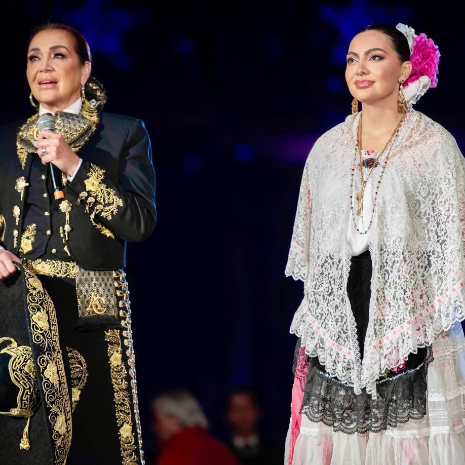 Aida Cuevas y su hija Valeria se unieron a esta celebración luciendo vestimentas tradicionales mexicanas.