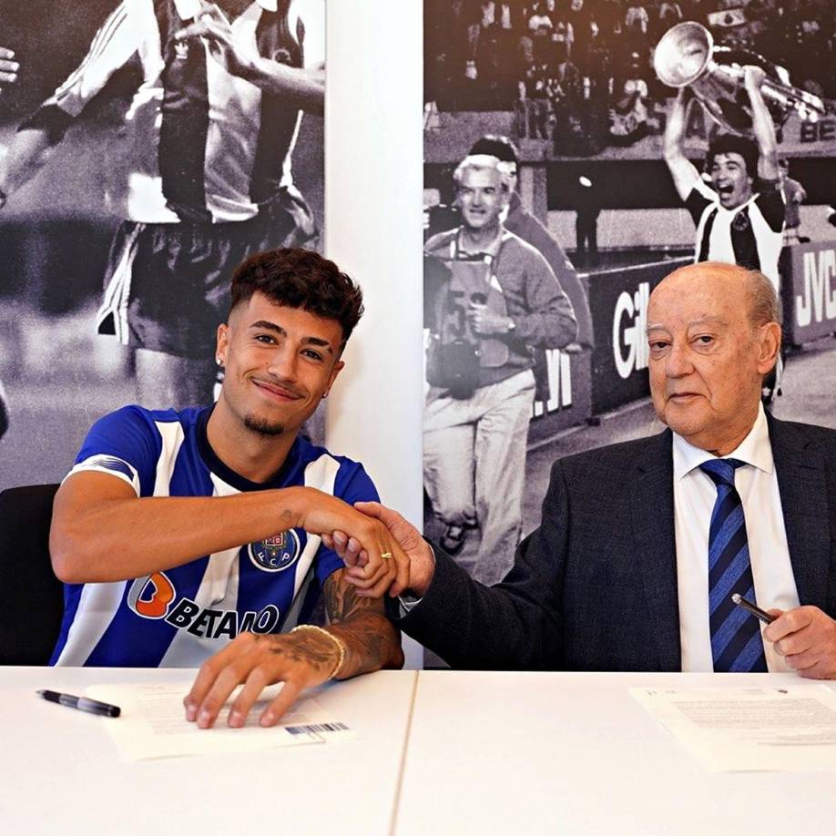 El futuro del centrocampista español Iván Jaime estará en el Oporto, con el que ha firmado este jueves un contrato con una duración de cinco temporadas, tras despuntar en la Liga portuguesa con el Famalicão.
