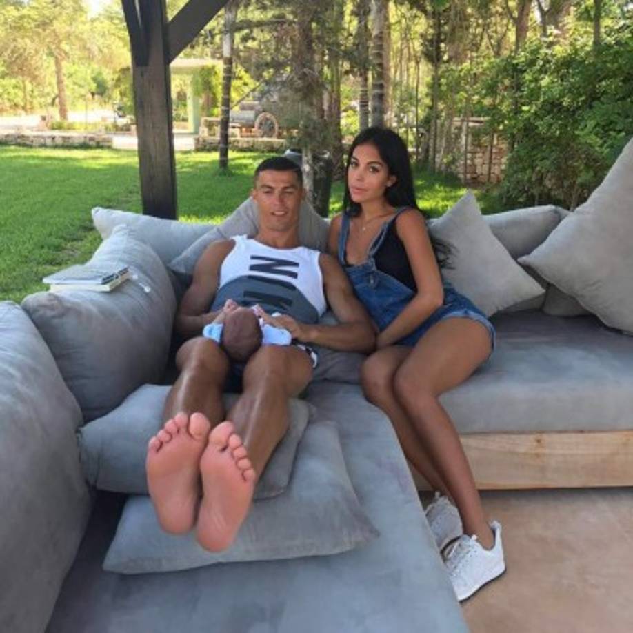 Cabe señalar que Cristiano presentó a sus gemelos y hoy ha publicado esta imagen de los pequeños al lado de su novia.