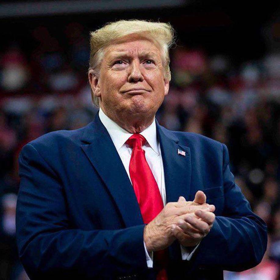 Luego, en un inicio conmovedor, guardó un minuto de silencio en honor a un bombero seguidor suyo, que murió durante el ataque que sufrió el sábado en Pensilvania. Y dijo que “Dios” estuvo de su lado, al evitar que él recibiera un tiro.