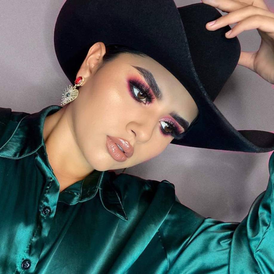 Influencer es hallada muerta en un barranco junto a otros seis cuerpos