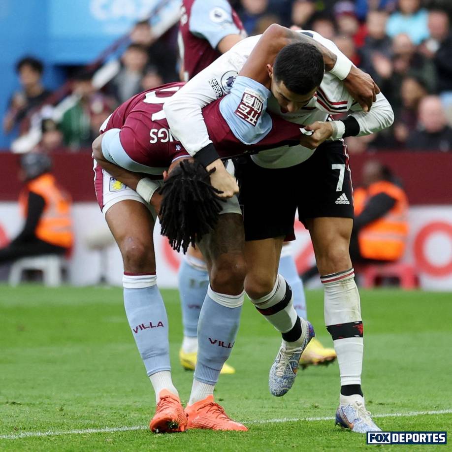 Cristiano Ronaldo terminó lanzando al suelo a Tyrone Mings.