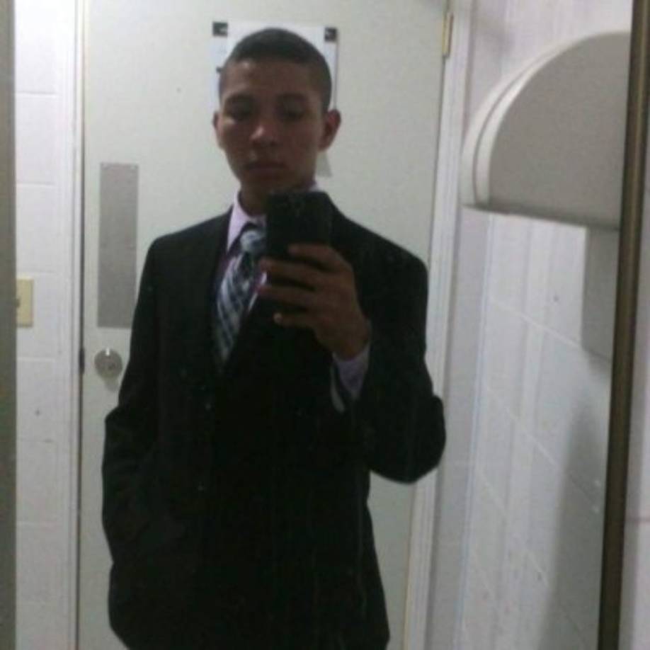 Luego de velar su cuerpo en una funeraria capitalina, familiares del hondureño hicieron una procesión hacia el camposanto donde ahora descansa su cuerpo y donde algunos pidieron justicia por el crimen.