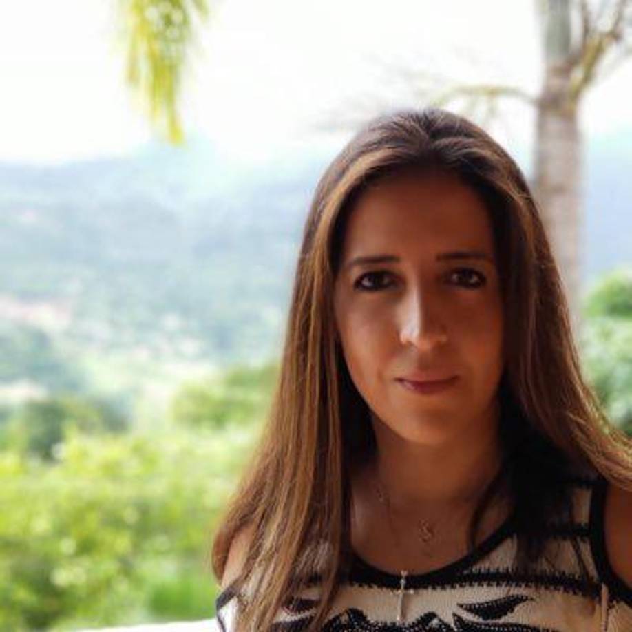 Xiomara Castro tuvo cuatro hijos con Manuel Zelaya, dos hembras y dos varones. Zoe Zelaya Castro es la hija mayor de la presidenta. La hondureña es abogada de profesión y, a diferencia de sus hermanos, evita las apariciones públicas con sus padres, pero desde su propia trinchera, en las redes sociales, ha sido una ferviente activista de la lucha de su madre a lo largo de estos doce años en resistencia popular.