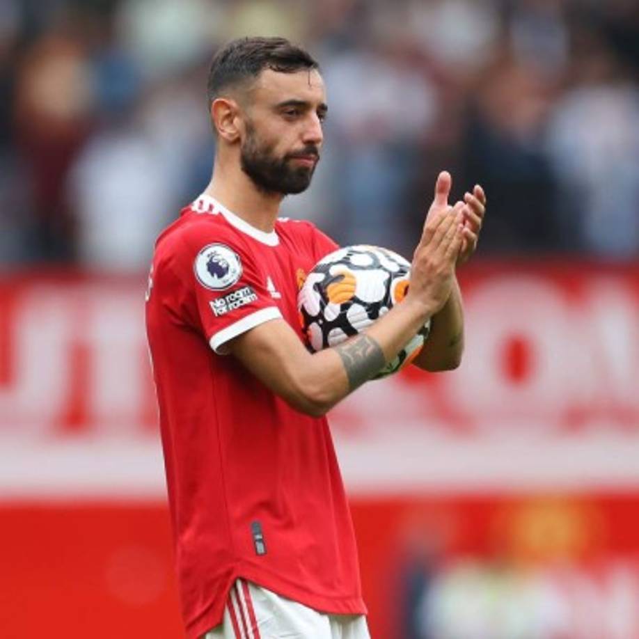 El Manchester United tiene la firme intención de sentarse a negociar con el centrocampista portgués Bruno Fernandes una mejora de contrato por la cual el luso pasaría a cobrar cerca de 300.000 libras semanales, lejos de las 117.000 que percibe actualmente, lo que significa un salario anual de casi 20 millones de euros, siendo por tanto uno de los futbolistas mejor pagados tanto del Manchester United como de la Premier League, algo que el jugador de 26 años se ha ganado a pulso con un nivel futbolístico brutal desde el primer día.