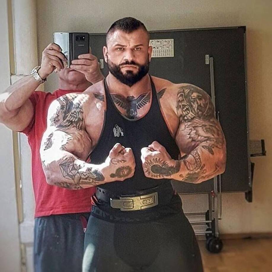 Pese a no ser profesional, era una figura muy seguida en las redes sociales por su increíble estado físico, y es que llegó a pesar 165 kilos debido a la gran ingesta de calorías diarias que consumía.