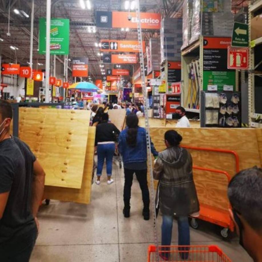 El pánico por la llegada del huracán generó filas de compradores en supermercados, gasolineras, tiendas de comida, ferreterías y madererías, así como atascos en carreteras.<br/>