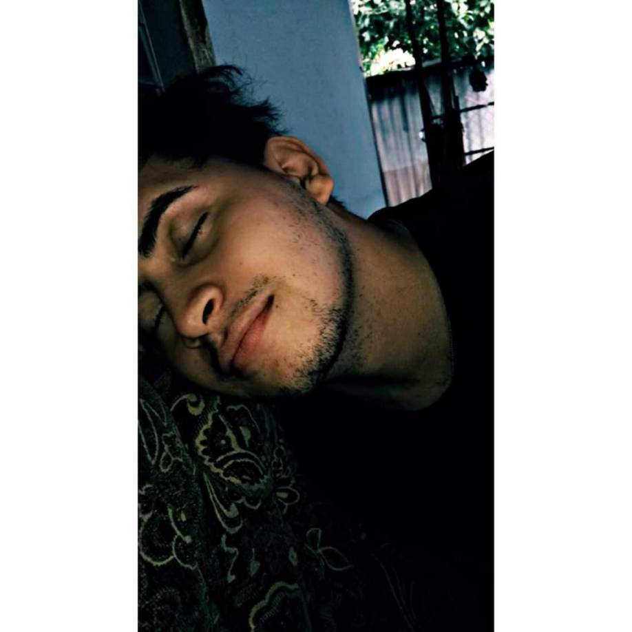 Aguilar Guevara vestía calzoneta negra, camisa azul y tennis blancos cuando fue atacado a balazos. 