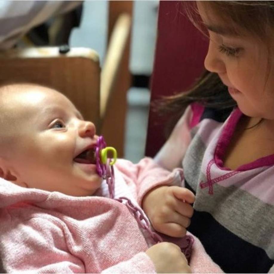 La pequeña hizo que Aitana Derbez, la hija menor de Eugenio Derbez, debutara como tía.