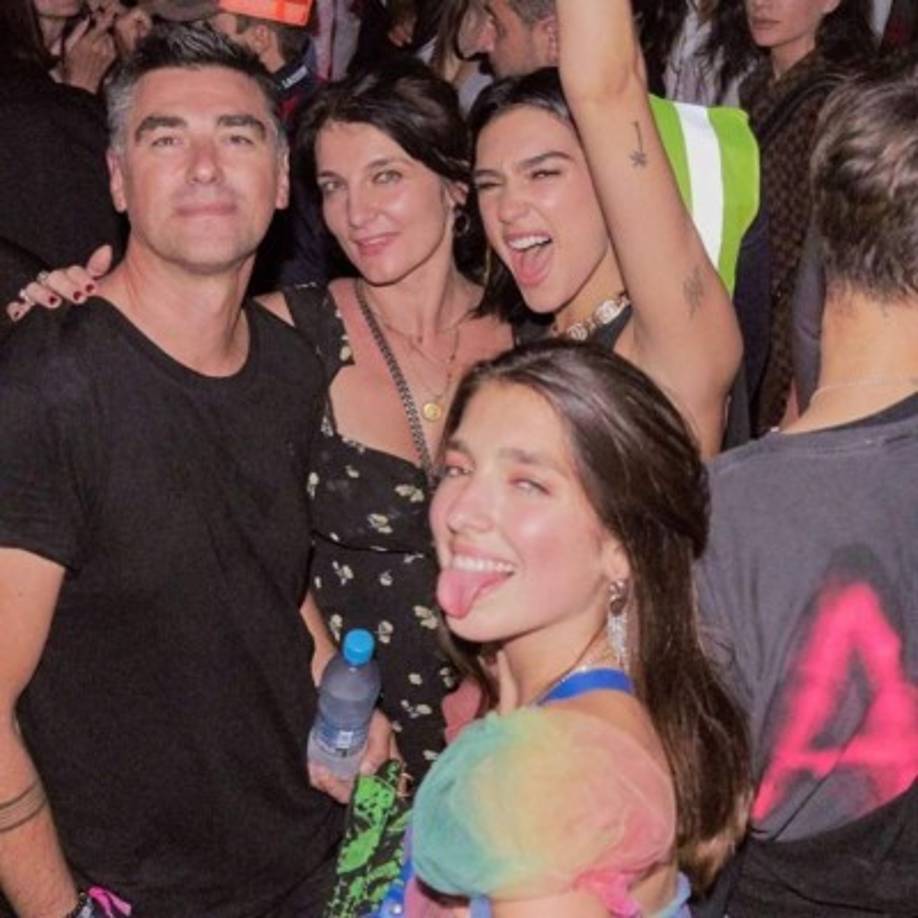 Dua Lipa tiene dos hermanos: Rina (18) y Gjin (14), junto a sus padres son inseparables.