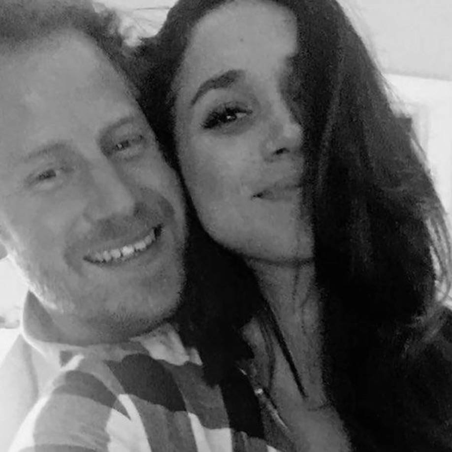 El primer tráiler del documental muestra varias imágenes en blanco y negro de la polémica pareja, desde sus inicios, la boda real y el embarazo de la ex actriz estadounidense.