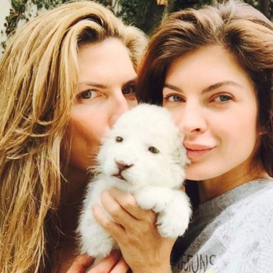 Montserrat está muy contenta con su nueva novia, con quien lleva dos meses de romance y a quien conoció en Estados Unidos.