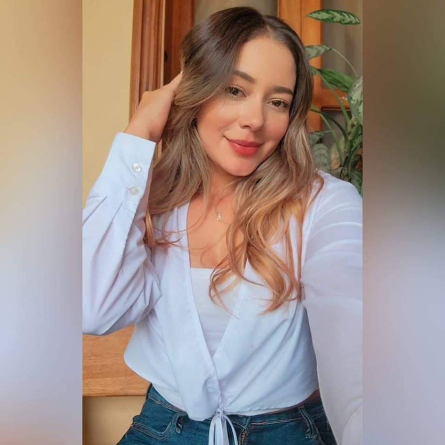 Las investigaciones contra Mercado Mendoza serían por la supuesta comercialización de permisos y documentos falsos, además, autoridades policiales hondureñas la señalan de estar vinculada con actividades ilícitas de tráfico de personas y droga.