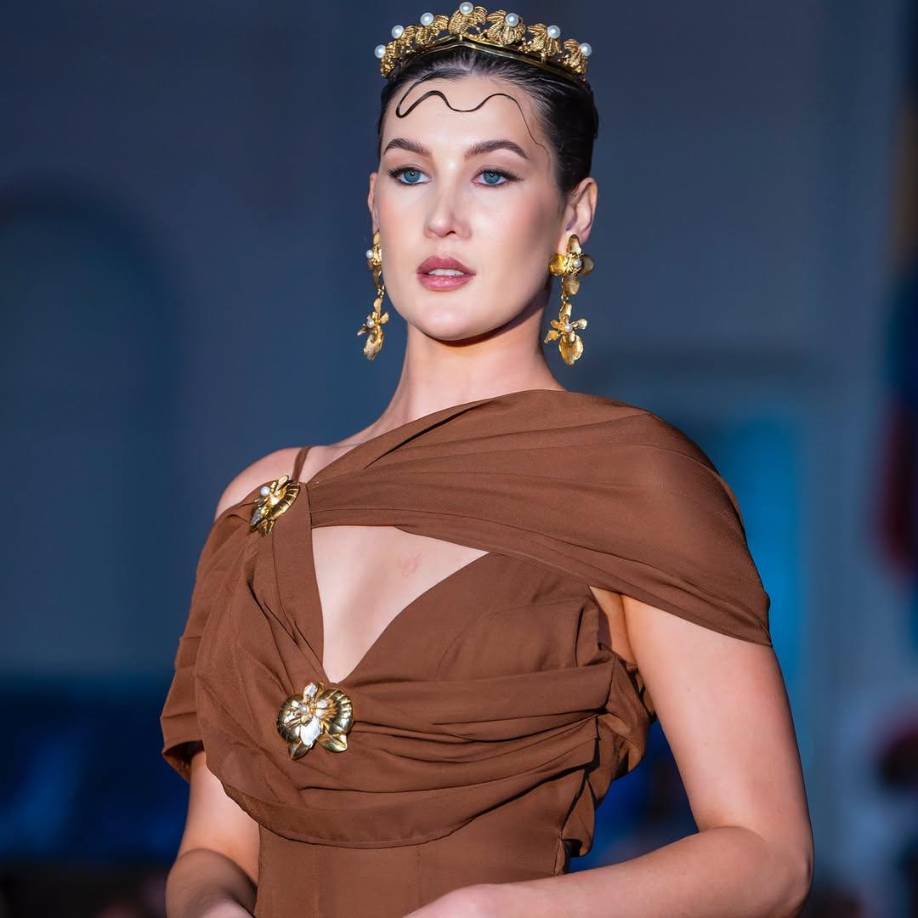  Este evento, que fusiona danza, arte, música y moda, fue dirigido por la periodista y productora Raiza González, ganadora del Emmy Capital, y reunió a destacados diseñadores internacionales.