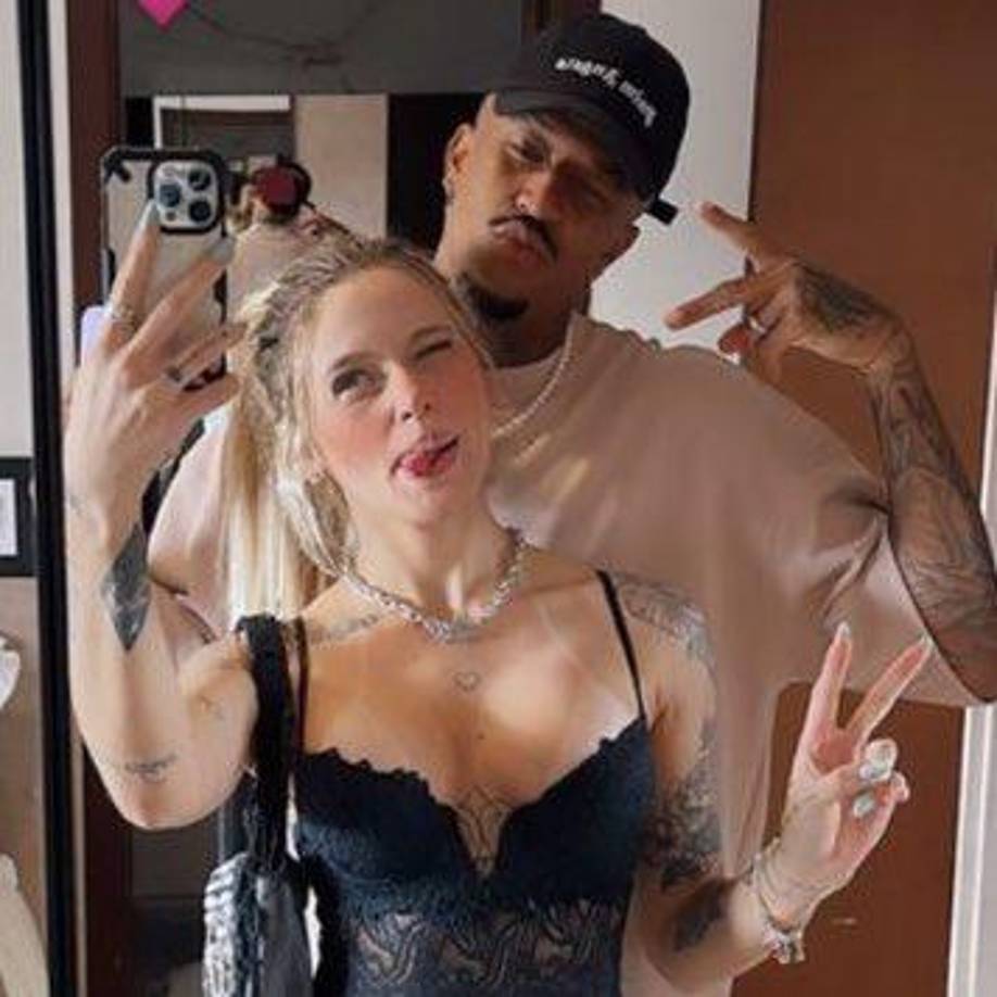 Ambos llevaban tiempo interactuando en sus respectivas redes sociales. Incluso, Cássia había compartido varias fotos junto al jugador, antes de hacer oficial su noviazgo.