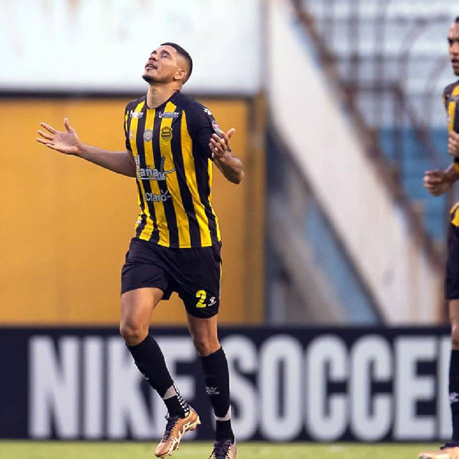 Defensa: Getsel Montes de Real España, hizo su parte con un doblete en el triunfo de los Aurinegros 3-2 ante el Vancouver Whitecaps.