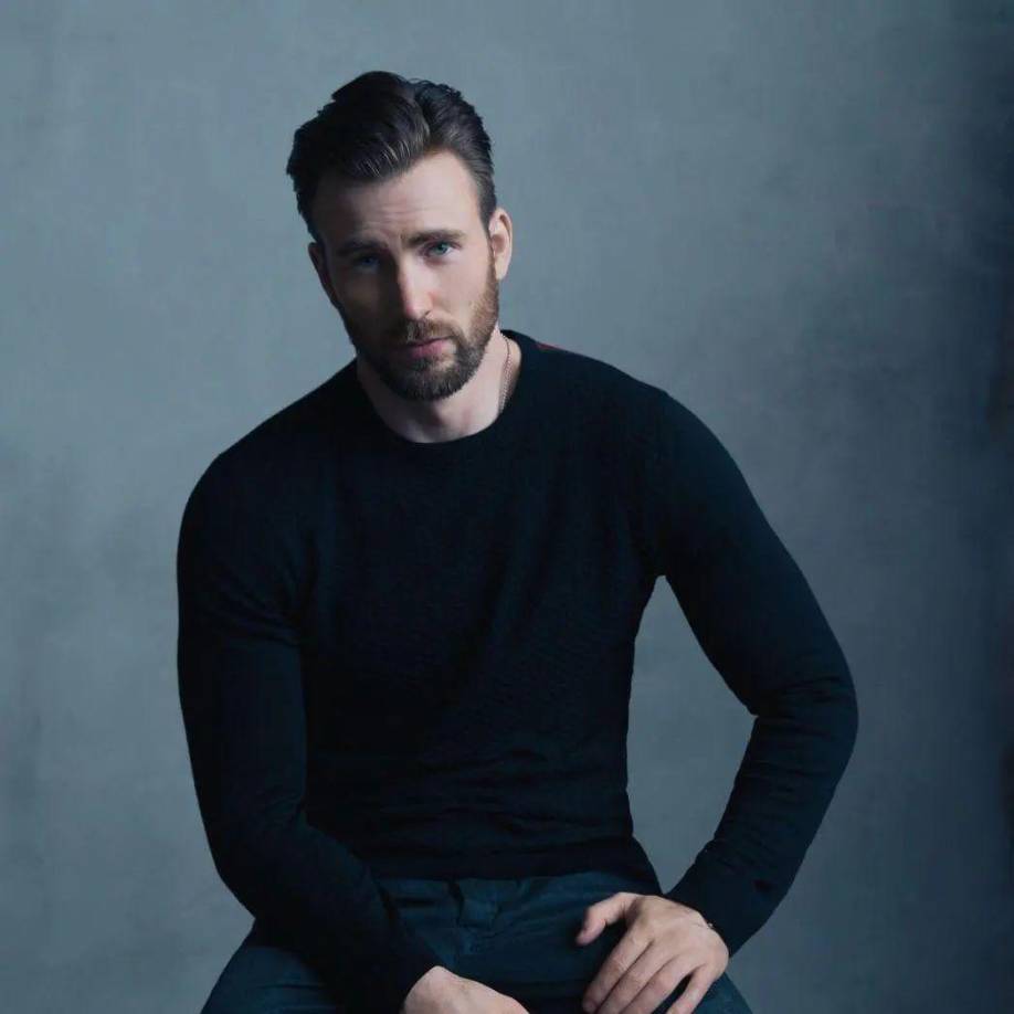2022: Chris Evans es, además de actor, guionista, productor, director y cantante, tiene también una amplica filmografía siendo la más destacada su rol como Capitán América en The Avengers.