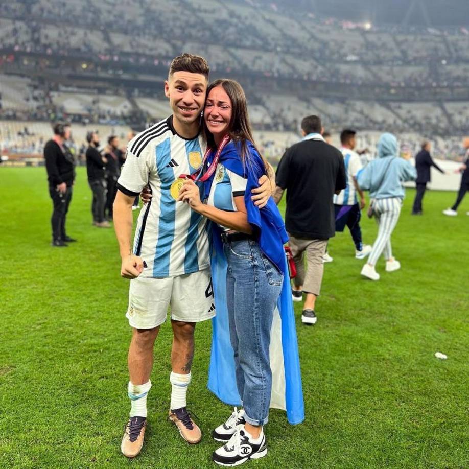 Karina Nacucchio acompañó a su novio Gonzalo Montiel en la celebración. “Argentina campeón carajo. Esta felicidad es inexplicable! GRACIAS GRACIAS GRACIAS a la vida por dejarme vivir este momento con el amor de mi vida”, publicó la chica.