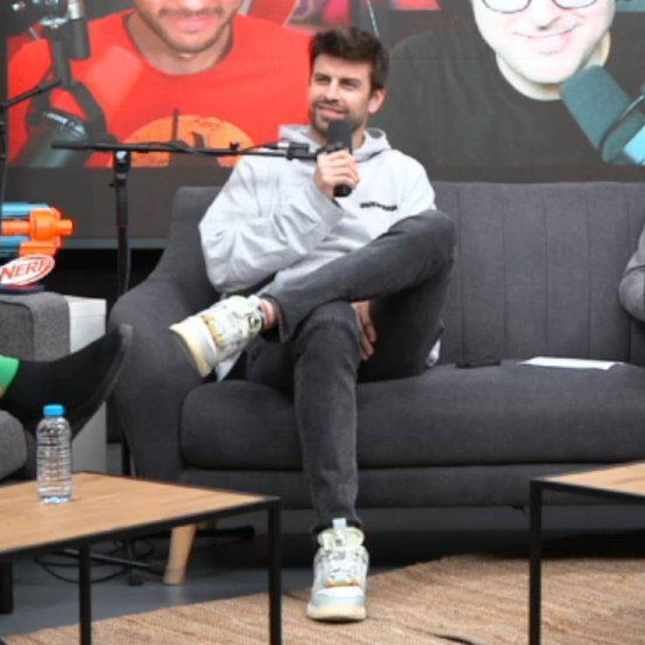 Actualmente se le puede ver a Piqué con outfits más juveniles, con zapatos deportivos y sudaderas anchas.