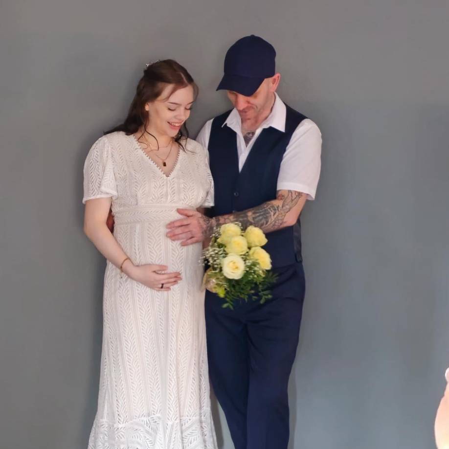 Hace más de dos meses, su esposo Thorsten compartió la desgarradora noticia en Instagram, escribiendo: “Nuestro hijo Joshua Herbert Klingler nació”.