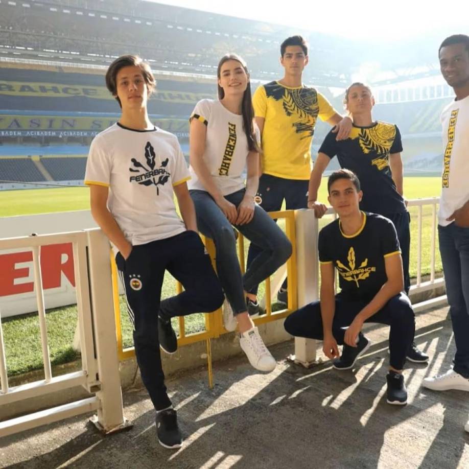 El debut de Arda Güler con el Fenerbahçe se produjo el 19 de agosto de 2021 en el partido de la ronda de playoff de la Europa League ante el HJK finlandés.