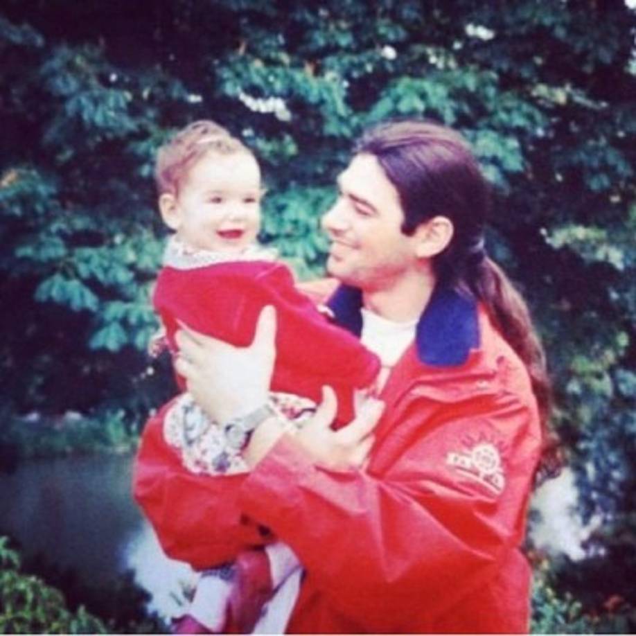 Dua Lipa felicitó a su apuesto padre en redes sociales por su festejo de cumpleaños.