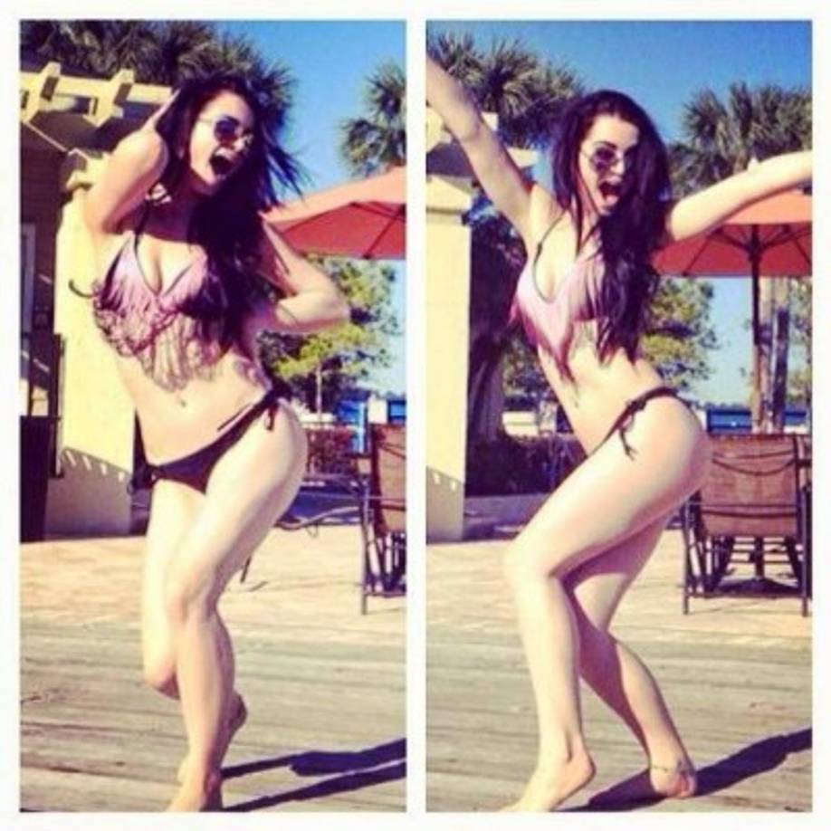 @RealPaigeWWE es la cuenta de twitter de la chica.