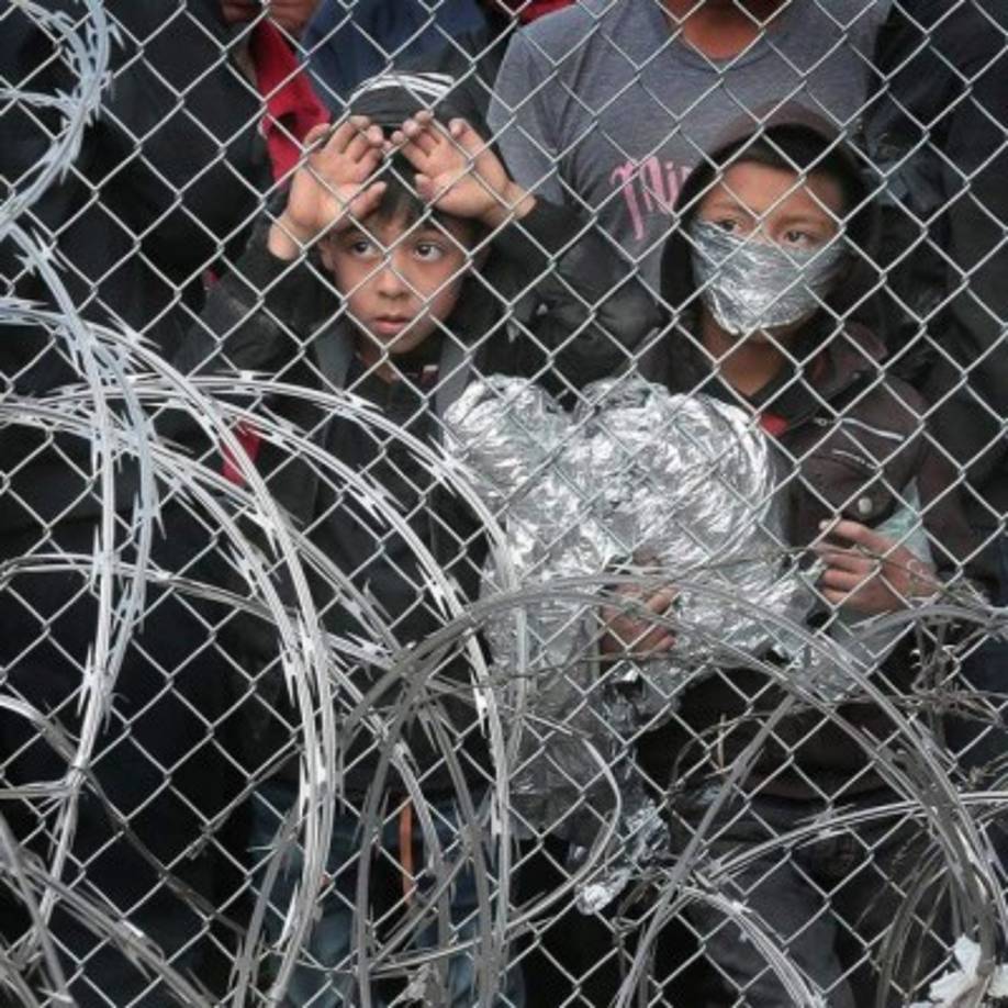 El legislador demócrata Bennie Thompson criticó a la Patrulla Fronteriza por retener a cientos de inmigrantes bajo el puente. 'No hay una razón legítima para que los migrantes sean retenidos en condiciones horribles o acampados bajo puentes. El Departamento de Seguridad Nacional (DSN) tiene los medios para procesar a los individuos de forma ordenada y adecuada', sentenció.