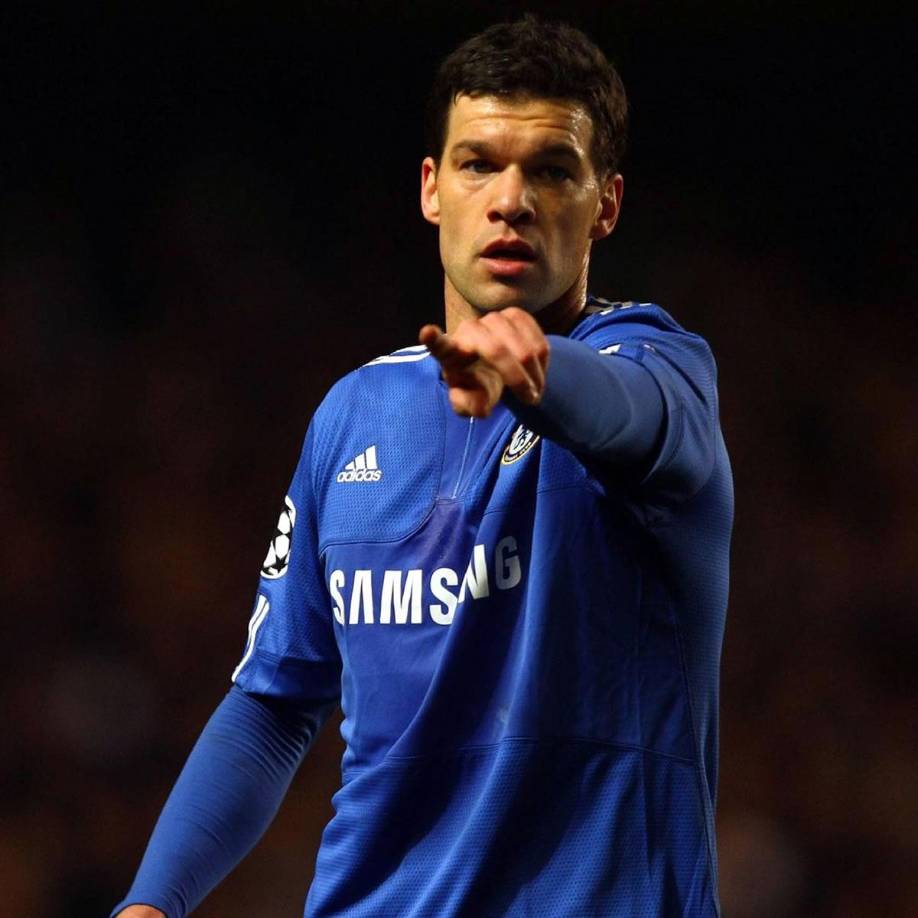 El ex jugador de 47 años, que en su época como profesional defendió los colores del Bayern Múnich y Chelsea, entre otros clubes, está en pareja con una modelo de 21 años y que fue amiga de su fallecido hijo.