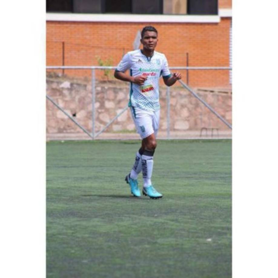 Jair Arita es hijo de Jorge Arita Neal, exjugador del Platense. Juega de defensa en las reservas del Platense.