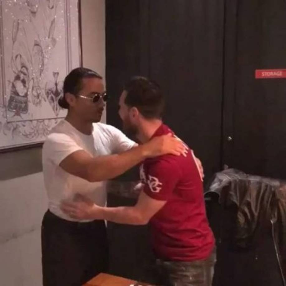 El crack argentino aprovechó su estancia en Dubai para visitar el restaurante del conocido chef turco, Salt Bae, quien es conocido por multitud de personalidades.