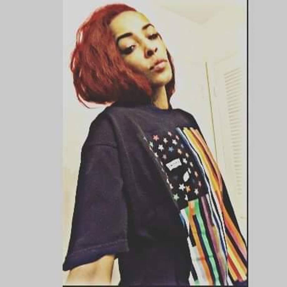 La hija de Bennett relató que un detective le dio la noticia por teléfono: “Él como que se tomó su tiempo para decirlo porque no podía, no podía decirlo directamente por teléfono, así que se tomó su tiempo y lo dijo. Una vez que nos dimos cuenta de lo que dijo, fue como un momento de quiebre en frente de mi escuela”. 