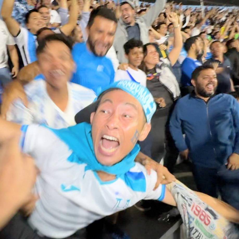 Shin fue la representación de los millones de hondureños que gritaron ese gol, con pasión, con locura y dejando el alma con su apoyo. Para el segundo tanto no fue la excepción y volvió a repetir la escena en compañía de los fanáticos. 