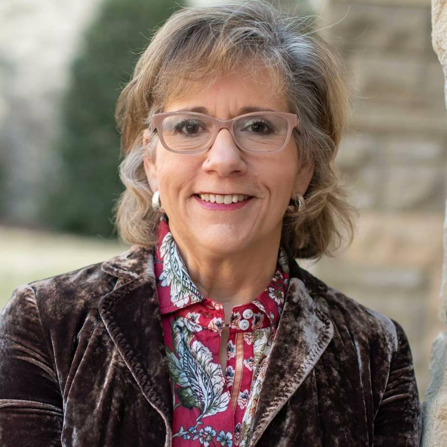 A media mañana el joven entró por una puerta secundaria al pequeño colegio, The Covenant School, del que se cree que fue alumno, según los elementos preliminares de la investigación. Cruzó la planta baja y subió al primer piso efectuando numerosos disparos. Una de sus primeras víctimas fue la directora de la escuela, identificada como Katherine Koonce.