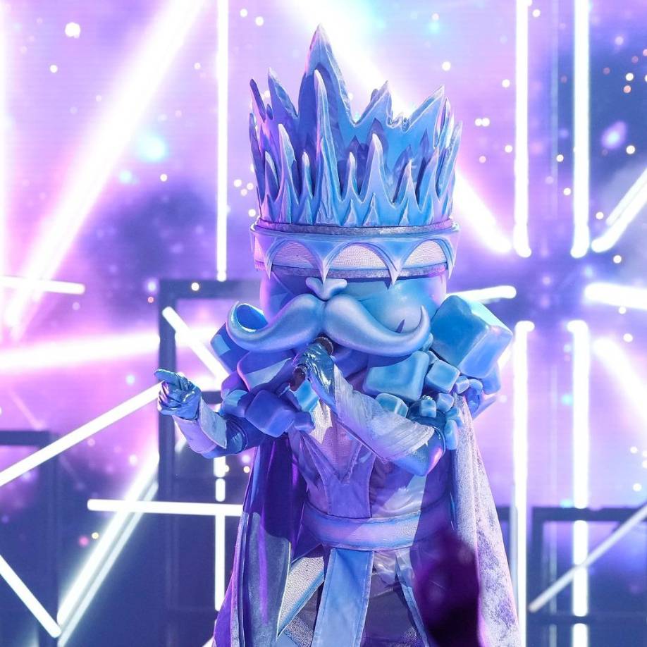 Rita Ora se centró en una posible ex estrella infantil que ya pasó por eso, Shia LaBeouf, aunque Jenny McCarthy-Wahlberg vaciló entre James Franco y el verdadero hombre detrás de la máscara: Drake Bell, tres veces ganador del premio Nickelodeon Kids’ Choice Award.