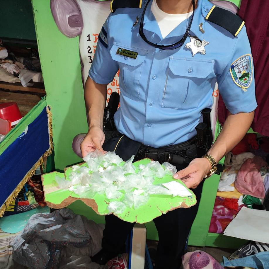 Uno de los agentes muetras parte de los estupefacientes encontrados en la requisa.
