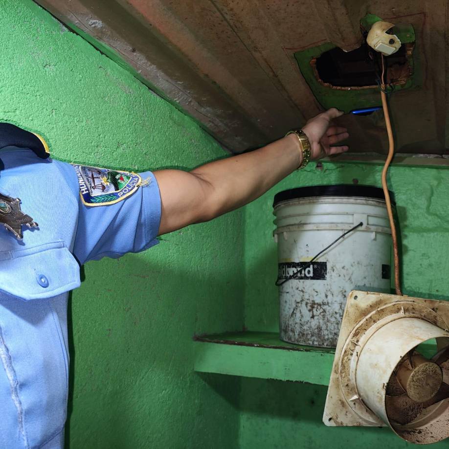 Asimismo, mediante inspecciones minuciosas se encontró siete puntas de cocaína, 1 router, 12 objetos cortan punzantes, cinco cuchillos, seis cargadores de celulares, y una pipa artesanal. 