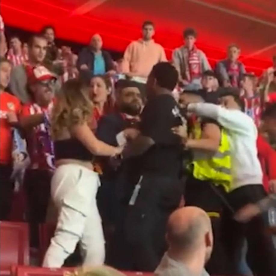 Gritos racistas en el Metropolitano desataron un enfrentamiento en las gradas. Un aficionado se revolvió después de que otros hicieran el sonido del mono. Fue apartado por la seguridad.