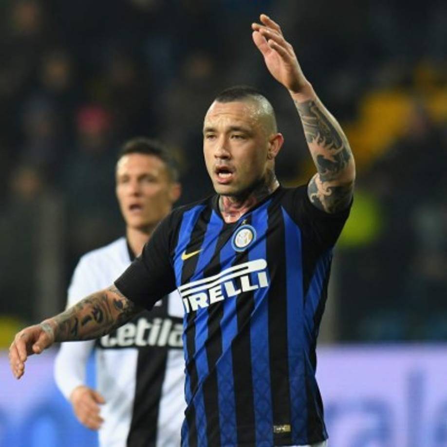 Radja Nainggolan podría también estar preparando las maletas para irse del Inter de Milán, según 'Calcio Mercato'. El belga ha abierto las puertas al Besiktas y las negociaciones habrían ya comenzado, el jugador busca un último gran contrato en el fútbol otomano.