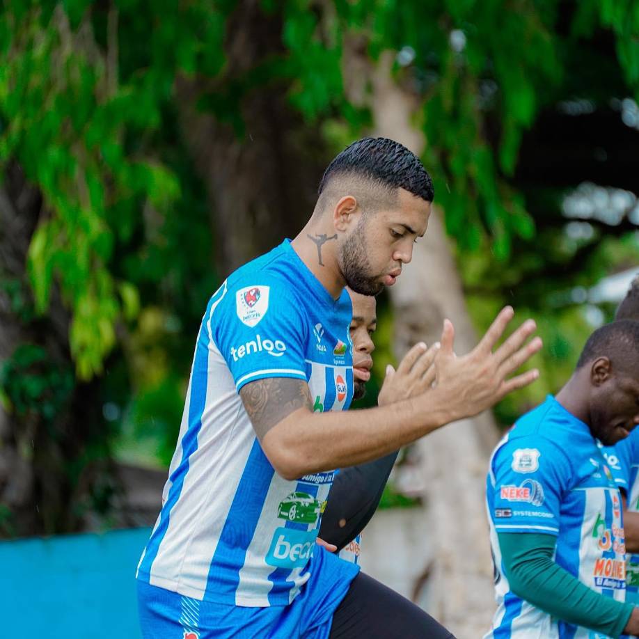 Josué Villafranca - El delantero confesó que fue él quien pidió salir de Motagua para sumar minutos y recuperar su nivel como goleador en el Victoria: “Un nuevo reto para mí. Vengo a aportarle al equipo, tomé la decisión de venirme para acá y pues estamos a listos”.