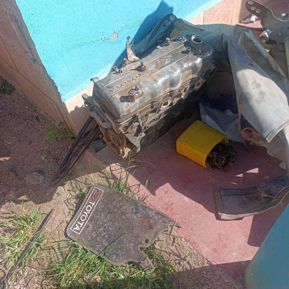 Un 22R 4x4 blanco con placas HBT8425 con series de chasis y motor adulteradas.