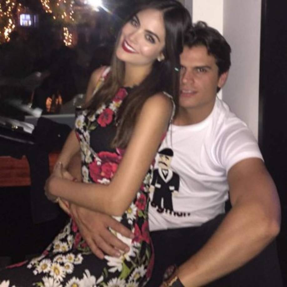 El diseñador consentido de Navarrete, Benito Santos, se unió de inmediato a la felicidad de la pareja, al enviarles saludos a través de la misma red social.