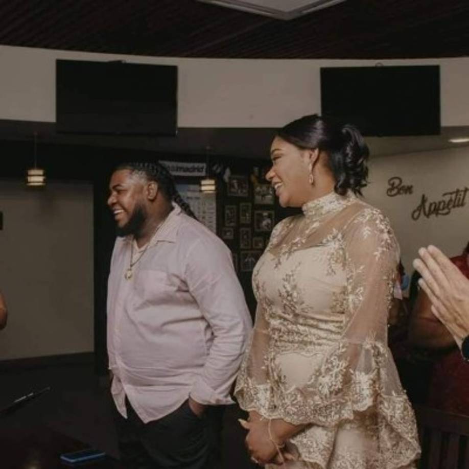 Los novios durante su boda civil.