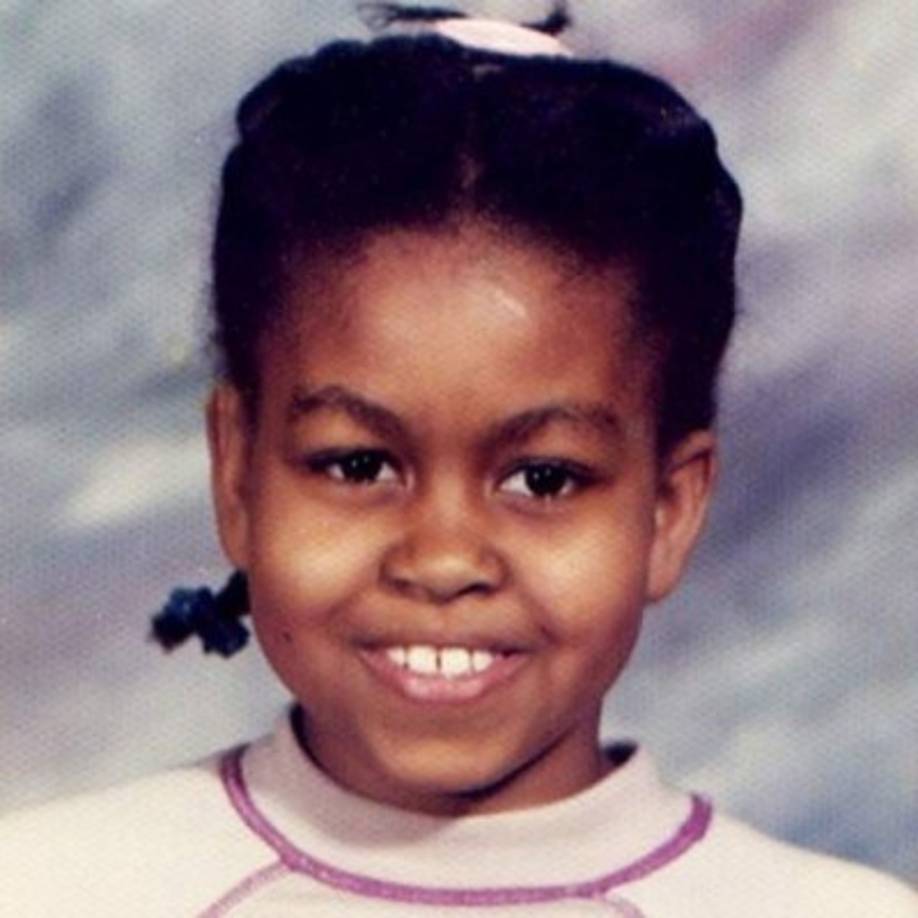 Michelle Obama nació el 17 de enero de 1964 en Illinois. Su padre, Fraser Robinson, era empleado en una planta de agua, mientras que su madre, Marian Shields Robinson, trabajaba como secretaria.