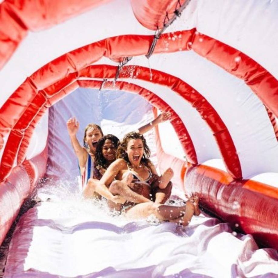 Taylor Swift organizó la mejor fiesta para celebrar el 4 de Julio. No solo contó con la presencia de sus mejores amigas (con excepción de Selena Gomez), sino que también estuvo su nuevo amor Tom Hiddleston.