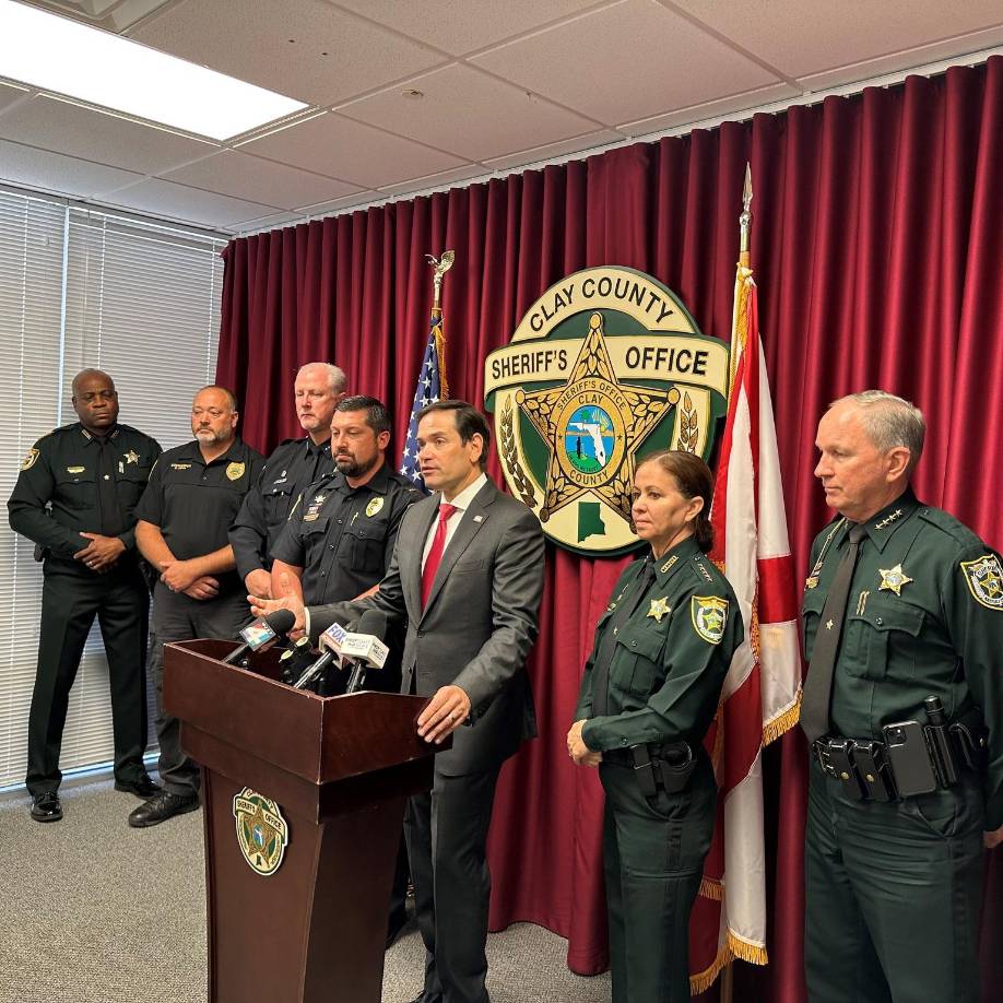 Este político conservador de hábil retórica fue elegido por primera vez para el Senado en 2010, donde ha mantenido una postura de línea dura en política exterior, especialmente con China e Irán, y partidario de las sanciones a Venezuela, Cuba y Nicaragua.