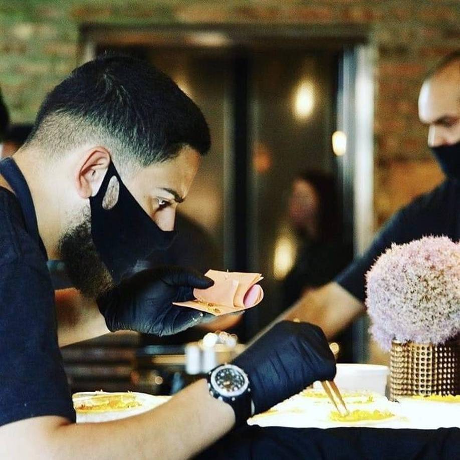 Mejía puntualizó que dentro del restaurante todo se combina, la comida con el arte y el arte con la música, “es un concepto filantrópico y multicultural”. “Todo cambia en el restaurante cada cuatro meses, menú, arte, la vestimenta de los cocineros y la música”, comentó.