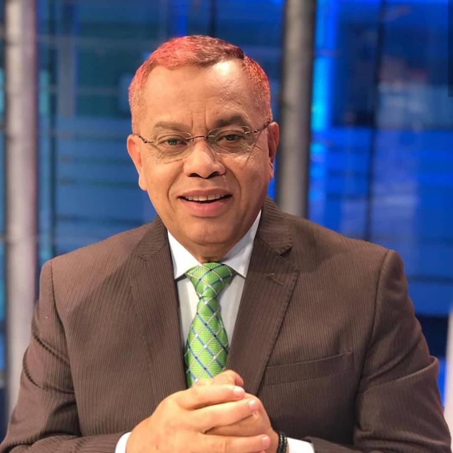 Eduardo Maldonado aclaró más la situación y consultó: ¿Permiso para que el gringuito venga aquí; pero Milagro se refirió a que ocupaba permiso para que la acompañe a Santa Bárbara, ya que ahí será el Vive de HCH. 