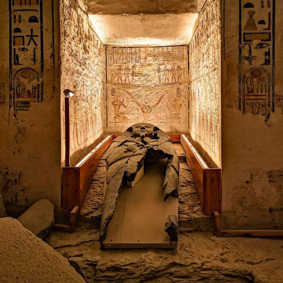 La misión egipcio-italiana excava desde 2018 la zona alrededor del mausoleo del Aga Khan, en la orilla occidental del Nilo, frente al centro de Asuán, donde está enterrado Sir Sultan Mohamad Shah, considerado en su tiempo como el hombre más rico del mundo.