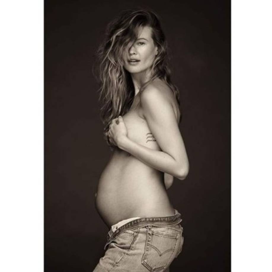 La esposa de Adam Levine, Behati Prinsloo muestra su embarazo.